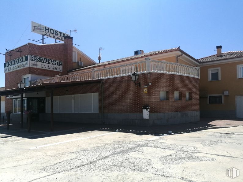 Retail for sale at Labajos, Labajos, Segovia, 40146 with building, sky, window, asphalt, urban design, road surface, shade, house, city and facade around