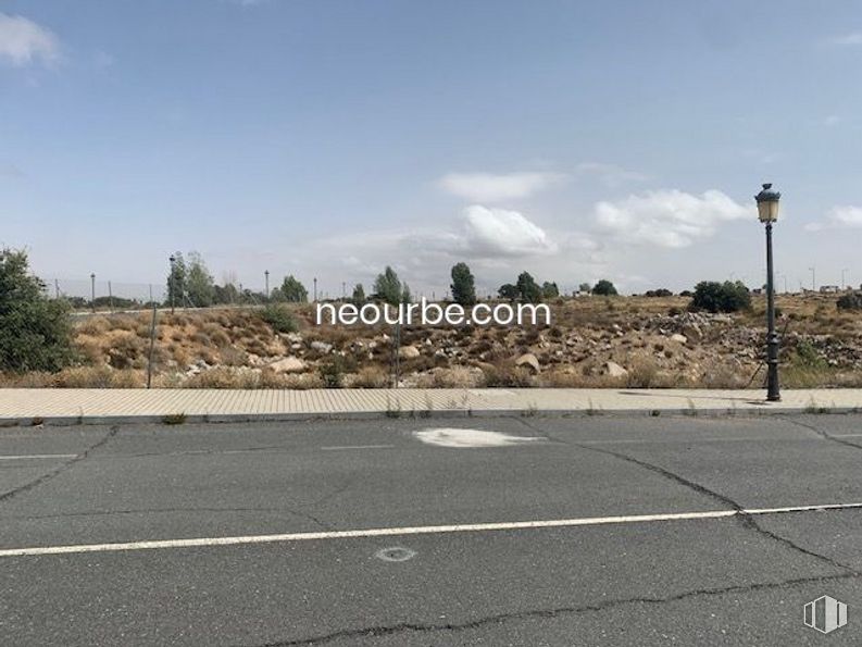 Land for sale at Calle Albacete, Ávila, 05004 with street light, cloud, sky, plant, tree, asphalt, road surface, land lot, tar and residential area around