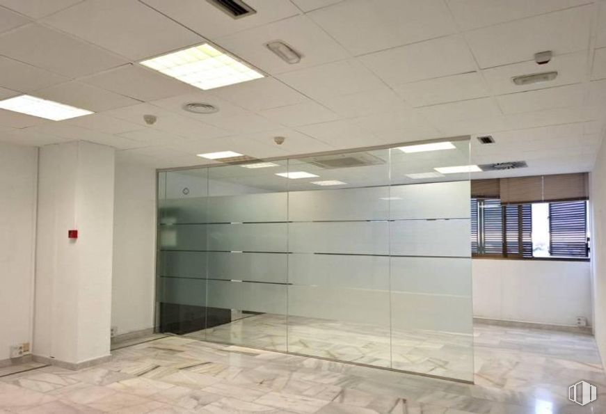 Oficina en alquiler en Avenida Somosierra, San Sebastián de los Reyes, Madrid, 28700 con ventana, lámpara, alumbrado, suelos, interiorismo, suelo, techo, vidrio, material compuesto y puerta alrededor