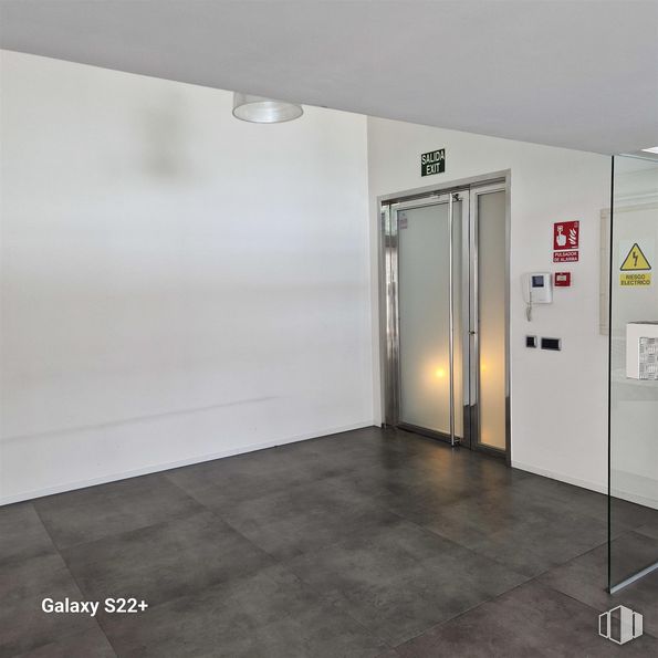 Oficina en alquiler en Calle Emilio Muñoz, 3, San Blas - Canillejas, Madrid, 28037 con edificio, accesorio, puerta, suelos, suelo, gas, material compuesto, vidrio, techo y hall alrededor