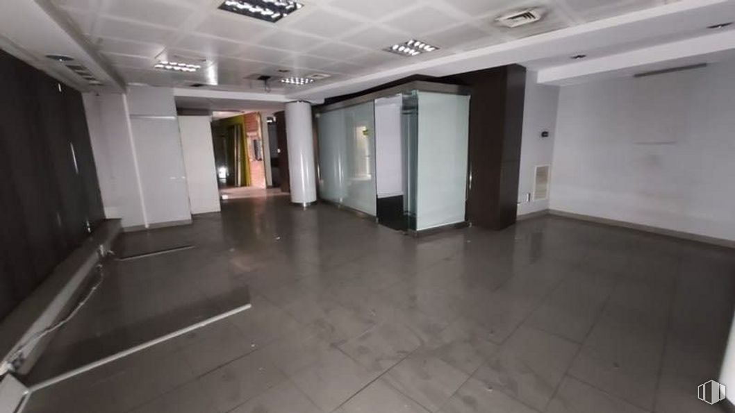 Local en alquiler y venta en Calle Balandro, Barajas, Madrid, 28042 con armario, accesorio, pavimentos, puerta, piso, pasillo, techo, suelos de baldosas, evento y edificio alrededor