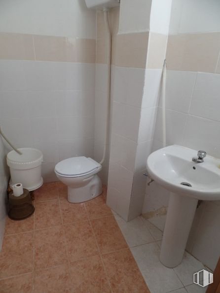 Retail for sale at Centro Urbano, La Lastrilla, Segovia, 40196 with toilet, sink, property, tap, bathroom, plumbing fixture, purple, interior design, wood and bathroom sink around