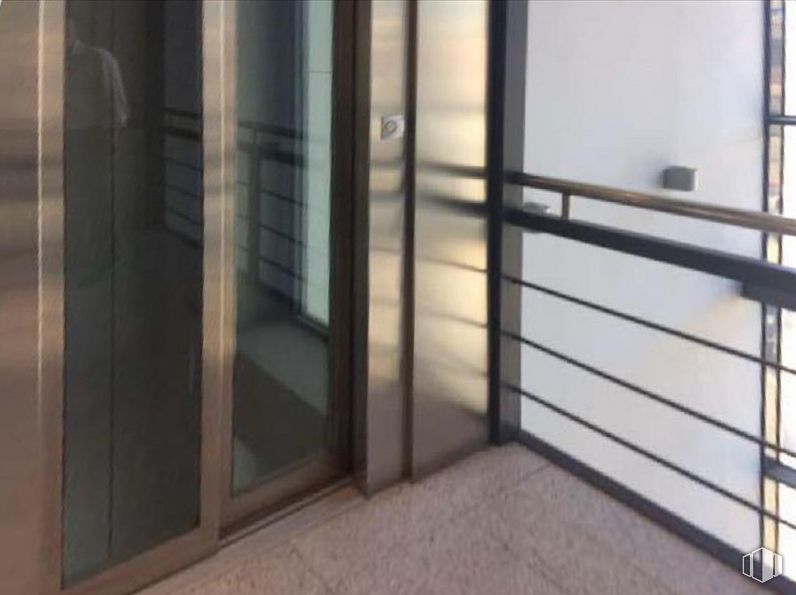 Oficina en alquiler y venta en Calle Reyes Católicos, 6, Alcobendas, Madrid, 28108 con propiedad, edificio, accesorio, madera, piso, valla, ventana, madera dura, tintes y matices y vidrio alrededor