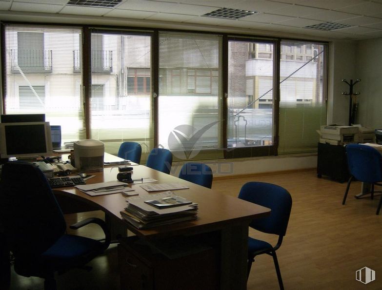 Office for sale at Zona Carreería, Cuenca, 16002 with chair, computer monitor, desk, table, furniture, window, building, window blind, interior design, fixture, shade and flooring around