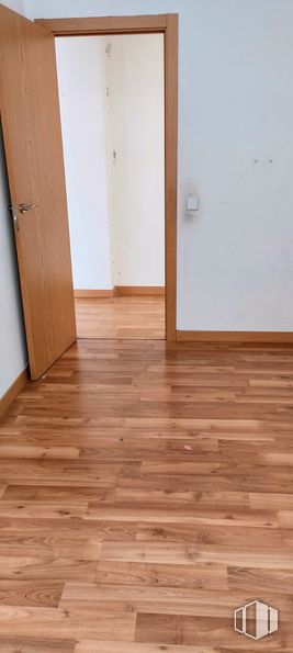 Retail for rent at Calle José del Hierro, 54, Ciudad Lineal, Madrid, 28027 with floor, wood flooring, flooring, laminate flooring, wood, hardwood, wood stain, brown, plank and door around