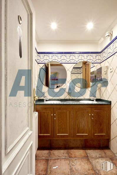 Local en venta en Zona Gaztambide, Chamberí, Madrid, 28015 con ebanistería, espejo, mueble de baño, grifo, mueble, accesorio de fontanería, fregadero, encimera, edificio y cajón alrededor