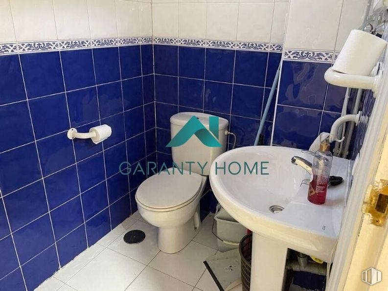 Local en venta en Zona Lucero, La Latina, Madrid, 28011 con inodoro, fregadero, toalla de papel, papel higienico, grifo, propiedad, accesorios de fontanería, morado, lavabo y cuarto de baño alrededor