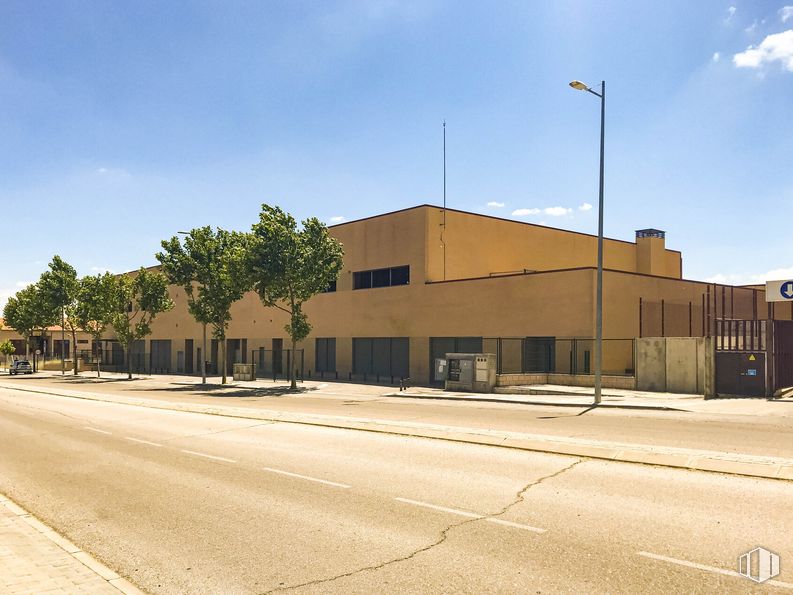 Industrial for sale at Avenida Ermita de San Juan, 54, Navalcarnero, Madrid, 28600 with building, sky, cloud, street light, shade, neighbourhood, house, asphalt, residential area and city around