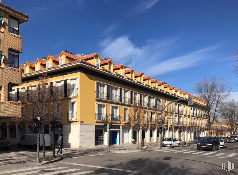 Retail for sale at Calle Abastos, 94, Aranjuez, Madrid, 28300 with building, car, sky, cloud, window, lighting, tree, neighbourhood, residential area and urban design around