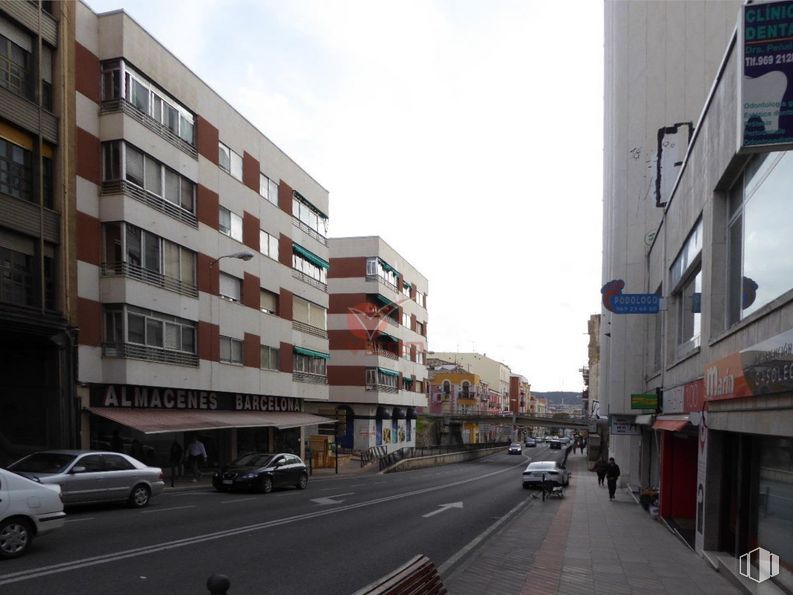 Local en alquiler en Avenida Castilla La Mancha, Cuenca, 16003 con coche, edificio, vehículo terrestre, durante el día, propiedad, cielo, rueda, ventana, nube y vehículo alrededor