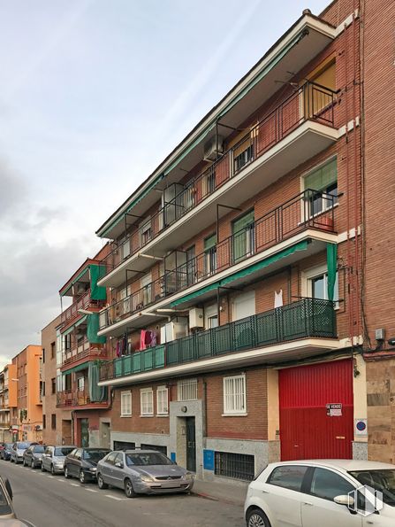 Industrial for sale at Calle José Maurelo, 15, La Latina, Madrid, 28047 with car, building, window, tire, wheel, land vehicle, vehicle, sky, cloud and urban design around