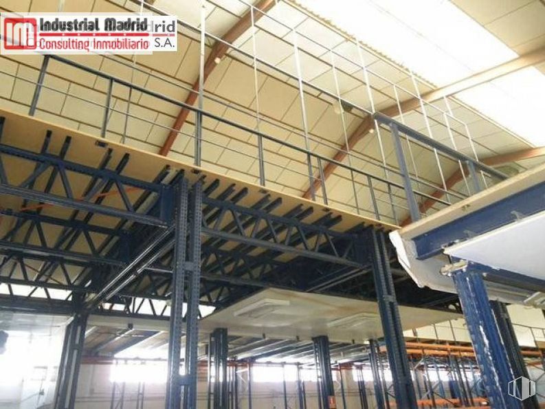 Nave en alquiler y venta en Polígono Industrial El Guijar, Arganda del Rey, Madrid, 28500 con accesorio, viga, sombra, material compuesto, ingeniería, techo, madera, edificio comercial, metal y material de construcción alrededor