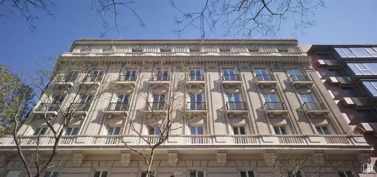 Oficina en alquiler en Calle Hermosilla, 11, Salamanca, Madrid, 28001 con edificio, cielo, durante el día, ventana, planta, bloque de pisos, condominio, diseño urbano, árbol y edificio comercial alrededor