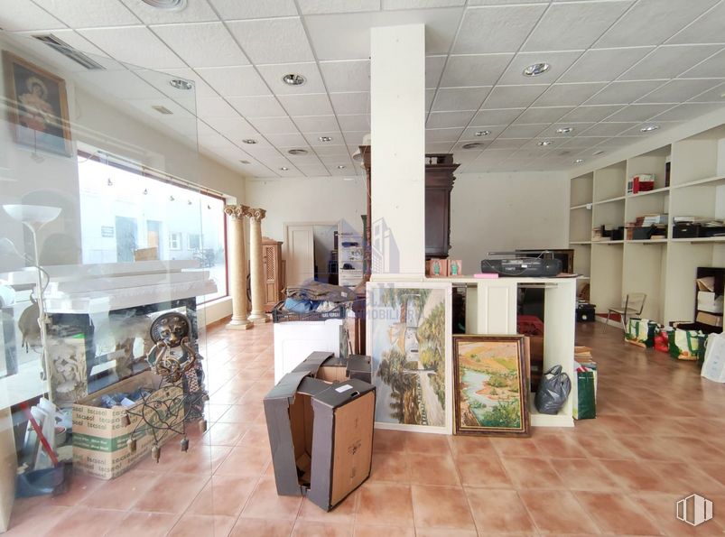 Retail for rent at Calle Barrionuevo, Guadalajara, 19001 with painting, interior design, floor, flooring, wood, shelf, retail, real estate, ceiling and hardwood around