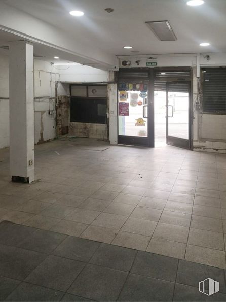 Local en alquiler y venta en Calle Real, Arganda del Rey, Madrid, 28500 con accesorio, suelos, suelo, edificio, hall, gas, techo, ciudad, suelo de baldosas y hormigón alrededor