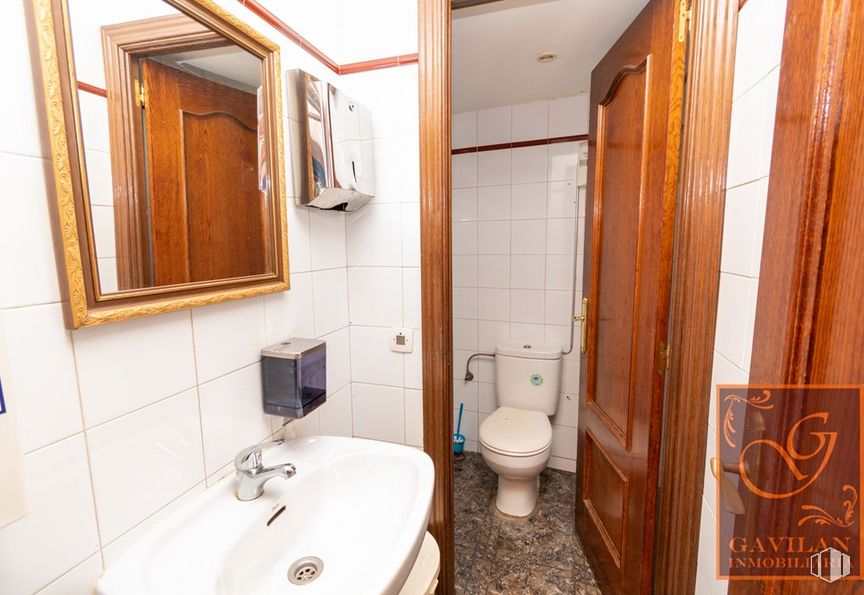 Local en alquiler y venta en Plaza Jardín, Daganzo de Arriba, Madrid, 28814 con fregadero, espejo, inodoro, marrón, accesorio de fontanería, grifo, propiedad, lavabo de baño, edificio y baño alrededor