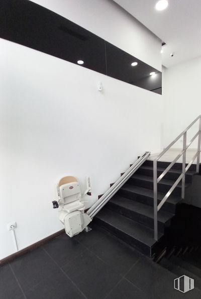 Retail for sale & for rent at Calle Abastos, 94, Aranjuez, Madrid, 28300 with flooring, interior design, floor, ceiling, stairs, grey, glass, silver, handrail and design around