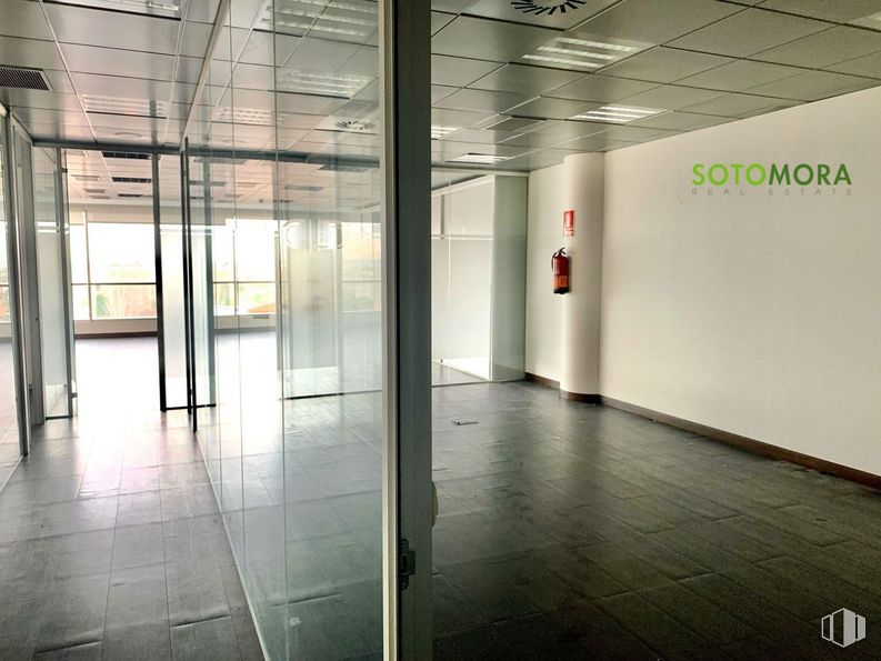 Oficina en venta en Arroyo de La Vega - La Moraleja, Alcobendas, Madrid, 28042 con accesorio, edificio, diseño de interiores, pasillo, piso, suelo, vidrio, techo, aparcamiento y evento alrededor