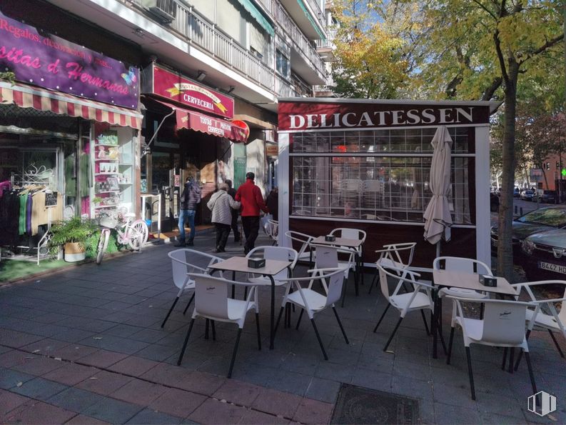 Local en alquiler en Calle Pedro Laborde, 60, Puente de Vallecas, Madrid, 28038 con persona, silla, mueble, edificio, planta, mesa, árbol, ocio, acera y superficie de la carretera alrededor