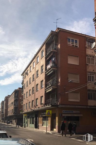 Retail for sale at Calle Comuneros de Castilla, Talavera de la Reina, Toledo, 45600 with building, person, cloud, sky, daytime, window, urban design, condominium, neighbourhood and residential area around