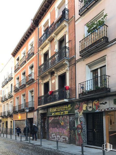 Retail for sale at Malasaña-Universidad, Centro, Madrid, 28004 with building, person, window, urban design, neighbourhood, wall, condominium, city, commercial building and facade around