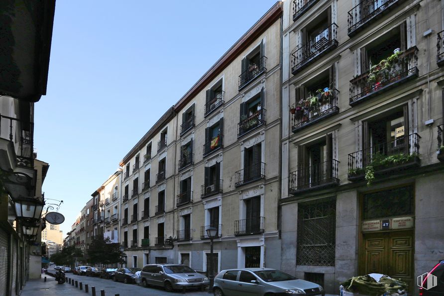 Retail for sale at Calle Valverde, Centro, Madrid, 28004 with car, building, land vehicle, property, sky, tire, window, vehicle, wheel and infrastructure around