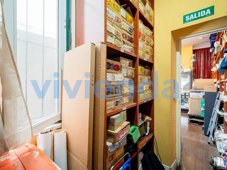 Retail for sale at Calle San Vicente Ferrer, Centro, Madrid, 28004 with packaged goods, luggage & bags, shelving, publication, building, shelf, wood, flooring, machine and retail around