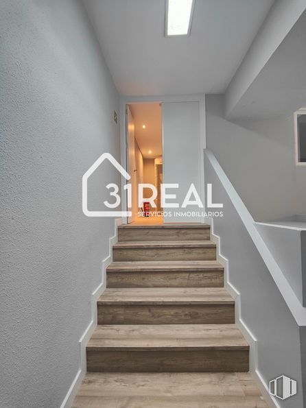 Retail for rent at Zona Peñagrande, Fuencarral - El Pardo, Madrid, 28035 with building, stairs, wood, fixture, interior design, flooring, house, hall, real estate and symmetry around