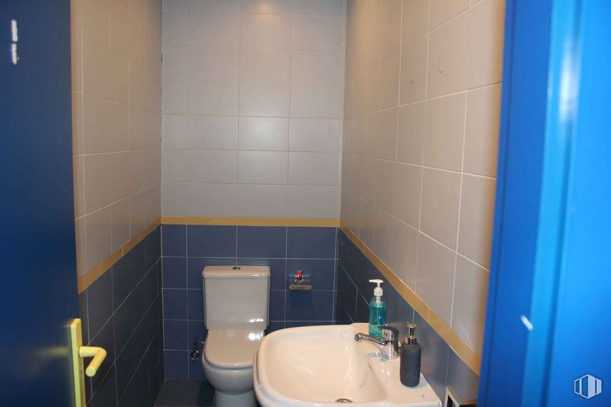 Oficina en alquiler en Calle Luis I, 60, Villa de Vallecas, Madrid, 28031 con inodoro, fregadero, grifo, accesorio de fontanería, lavabo de baño, espejo, propiedad, azul, edificio y baño alrededor