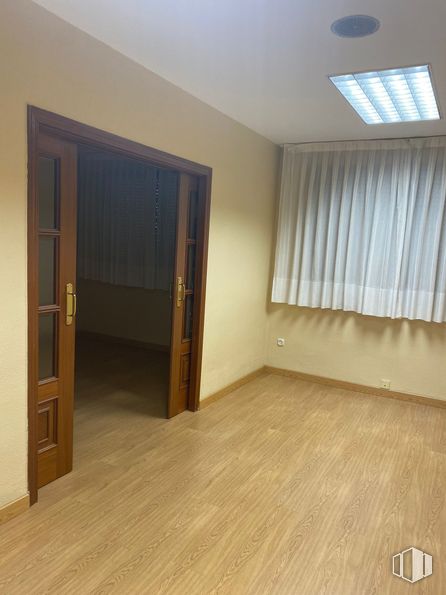 Oficina en alquiler en Calle Ruiz de Alda, 4, Valdemoro, Madrid, 28342 con persiana de la ventana, armario, puerta, edificio, ventana, accesorio, madera, diseño de interiores, sombra y pasillo alrededor