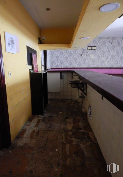 Retail for rent at Calle Juan Ángel Nebreda, 3, Ávila, 05005 with picture frame, property, architecture, interior design, flooring, floor, fixture, house, building and door around