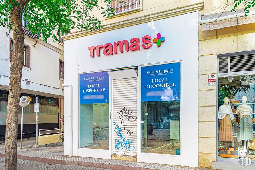 Local en alquiler en Calle Narváez, 27, Salamanca, Madrid, 28009 con persona, ropa, fachada, fuente, venta al por menor, señalización, accesorio, árbol, publicidad y ventana alrededor