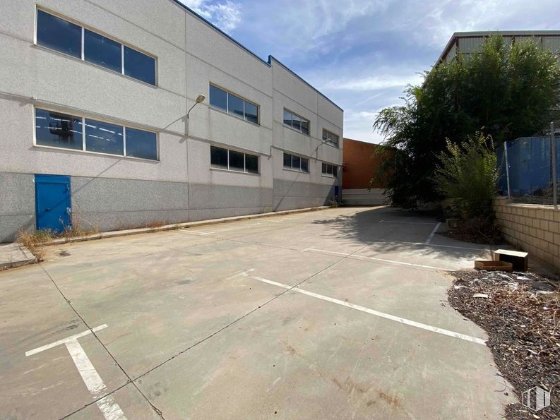 Industrial for rent at Zona La Cantueña, Fuenlabrada, Madrid, 28946 with window, building, architecture, composite material, concrete, building material, shade, daylighting, tar and paint around