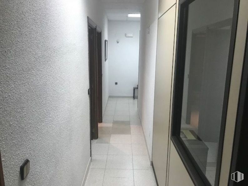 Local en venta en Plaza Margaritas, Villaviciosa de Odón, Madrid, 28670 con puerta, edificio, accesorio, suelo, suelos, casa, material compuesto, techo, habitación y aluminio alrededor