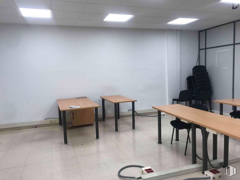 Oficina en alquiler en Zona empresarial, Alcobendas, Madrid, 28100 con escritorio, mesa, lámpara, interiorismo, suelos, suelo, madera, hall, edificio y evento alrededor