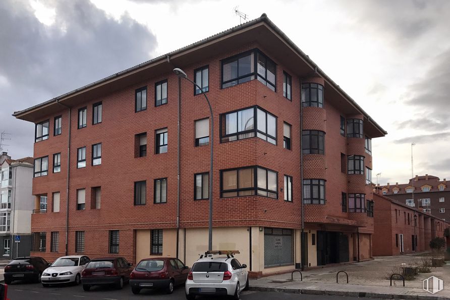 Retail for sale at Calle Alfredo Abella, 1, Ávila, 05003 with car, building, window, sky, cloud, wheel, vehicle, tire, property and condominium around