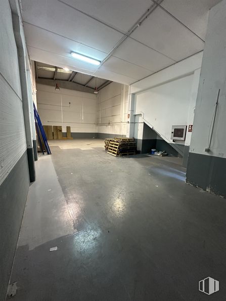 Industrial for rent at Calle Físicas, 38, Alcorcón, Madrid, 28923 with light fixture, lighting, flooring, floor, ceiling, grey, concrete, hall, basement and paint around