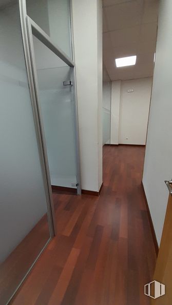 Retail for rent at Calle Pozuelo, Fuenlabrada, Madrid, 28945 with fixture, wood, door, flooring, floor, automotive exterior, hall, wood stain, house and laminate flooring around