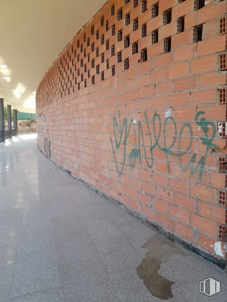 Local en alquiler en Casco urbano, Arganda del Rey, Madrid, 28500 con superficie de la carretera, arte, asfalto, ladrillo, albañilería, acera, tintes y sombras, ciudad, fachada y pavimento alrededor