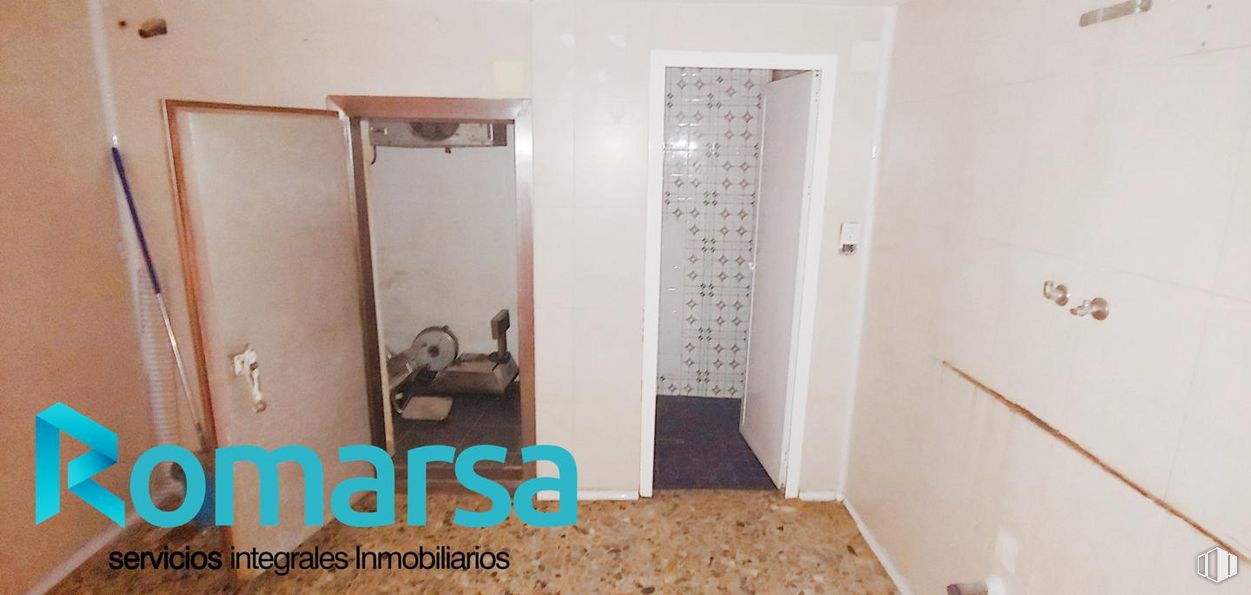 Retail for rent at Plaza Salamanca, Ávila, 05001 with wardrobe, building, wood, fixture, flooring, house, hardwood, door, ceiling and plumbing fixture around