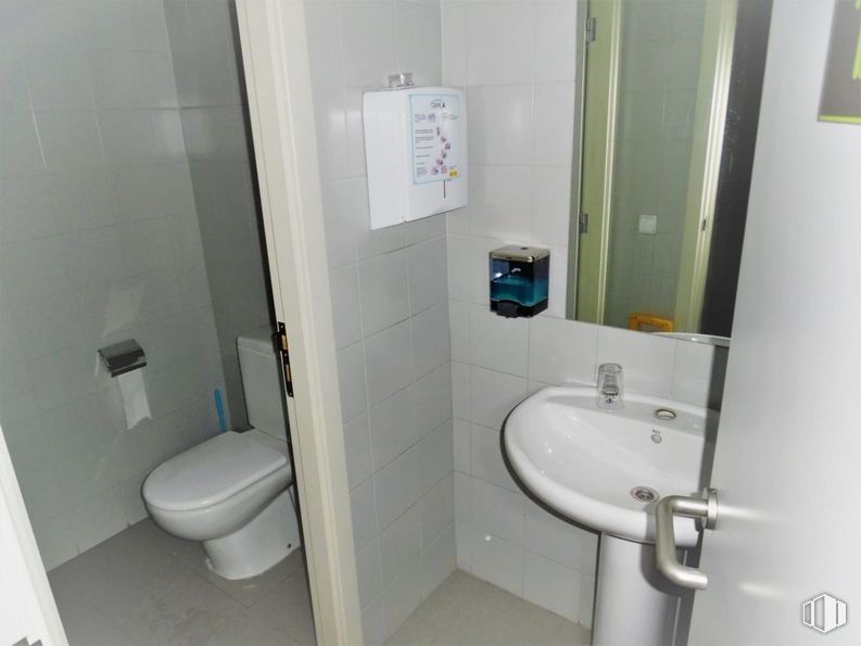 Retail for sale & for rent at Calle Mota del Cuervo, Hortaleza, Madrid, 28043 with sink, toilet, mirror, plumbing fixture, property, bathroom sink, tap, purple, bathroom and toilet seat around