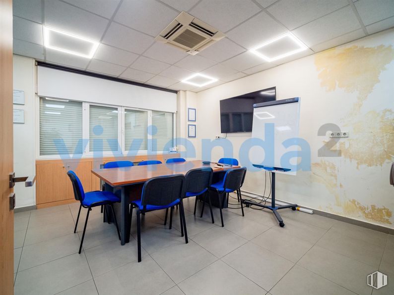 Oficina en venta en Paseo Castellana, Tetuán, Madrid, 28046 con silla, mesa, lámpara, mueble, interiorismo, edificio, suelo, suelos, accesorio y techo alrededor