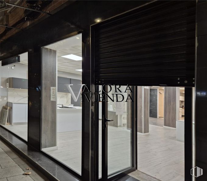 Retail for rent at Calle Sevilla, 1, Alcorcón, Madrid, 28922 with door, flooring, interior design, floor, glass, metal, ceiling, silver, transparency and design around