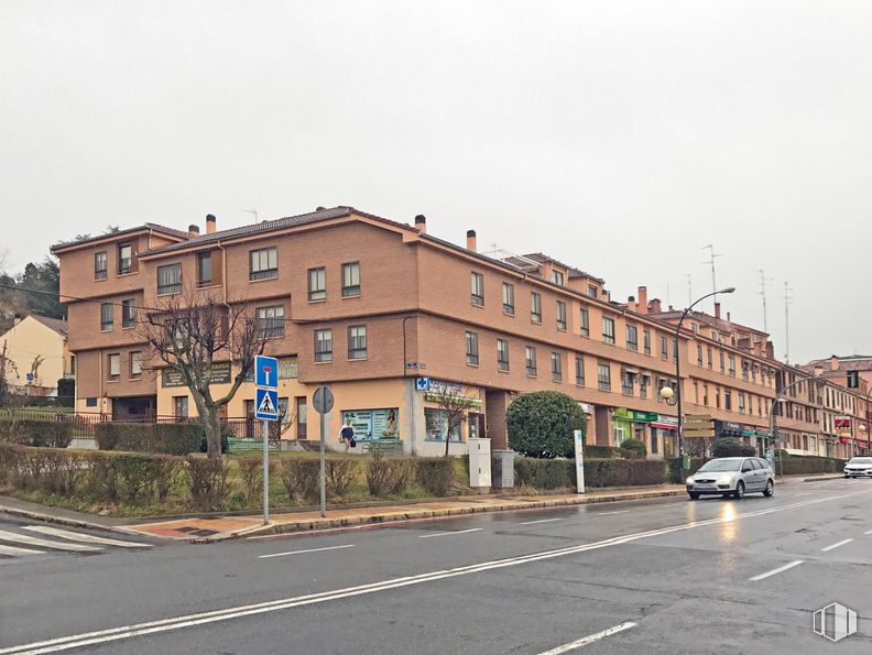 Local en alquiler en Avenida Vía Roma, Segovia, 40003 con edificio, planta, cielo, ventana, luz de la calle, coche, vehículo, diseño urbano, asfalto y superficie de la carretera alrededor