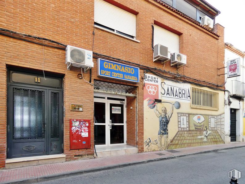 Local en venta en Calle Divino Valles, Alcalá de Henares, Madrid, 28805 con puerta, ventana, accesorio, fuente, edificio, fachada, ladrillo, arte, ciudad y carretera alrededor