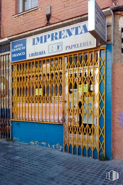 Local en alquiler y venta en Calle Cañada, 8, Alcorcón, Madrid, 28922 con edificio, ventana, azul, accesorio, madera, valla, fuente, fachada, gas y material compuesto alrededor