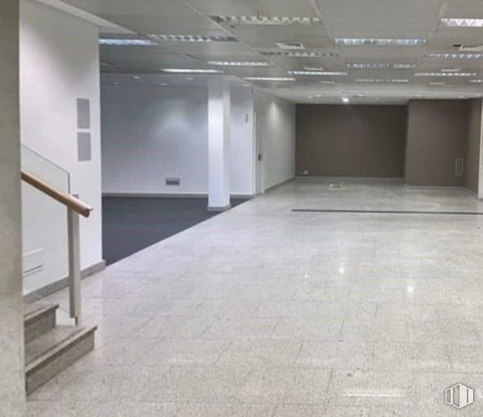 Retail for rent at Calle Feria, Colmenar Viejo, Madrid, 28770 with interior design, flooring, floor, hall, door, fixture, building, composite material, ceiling and glass around