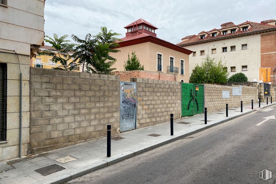 Land for sale at Calle Teniente Figueroa, 20, Guadalajara, 19001 with building, sky, road surface, tree, window, urban design, asphalt, cloud, house and wood around