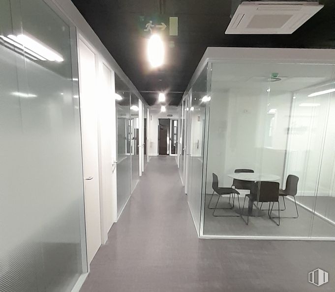 Oficina en alquiler en Calle Manuel Tovar, 31, Fuencarral - El Pardo, Madrid, 28034 con silla, alumbrado, mesa, propiedad, accesorio, diseño de interiores, blanco y negro, pared, puerta y pavimentos alrededor