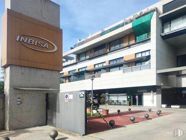 Retail for sale at Avenida Industria, Tres Cantos, Madrid, 28760 with building, property, sky, cloud, plant, architecture, house, urban design, facade and commercial building around